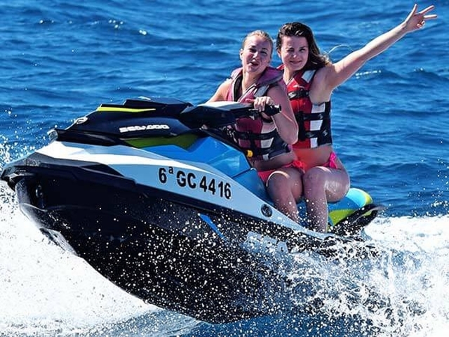  Dos chicas divirtiéndose 